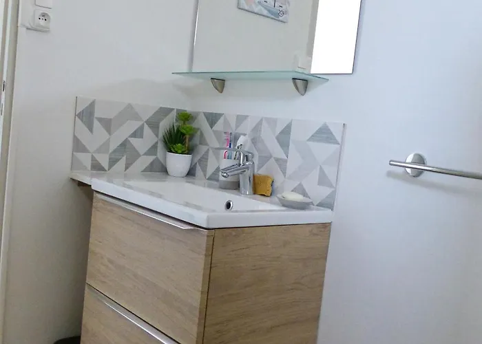 La Corniche Midalain A Cote Des Plages * Sète